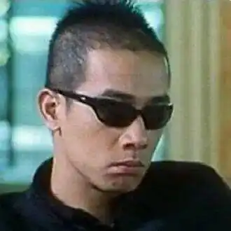 陈小春,咩酱最早认识他应该是电影《古惑仔》中扮演"山鸡哥"的角色.