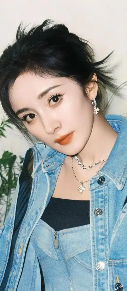 杨幂唯美写真靛蓝牛仔套装甜美中带点性感慵懒间不缺时尚