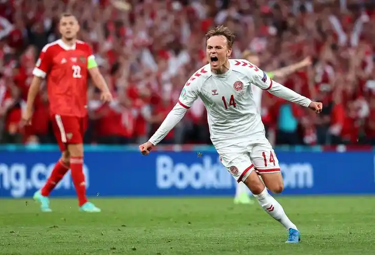 欧洲杯赛场丹麦队绝地逆袭带着埃里克森的期待丹麦队又一次上演了童话