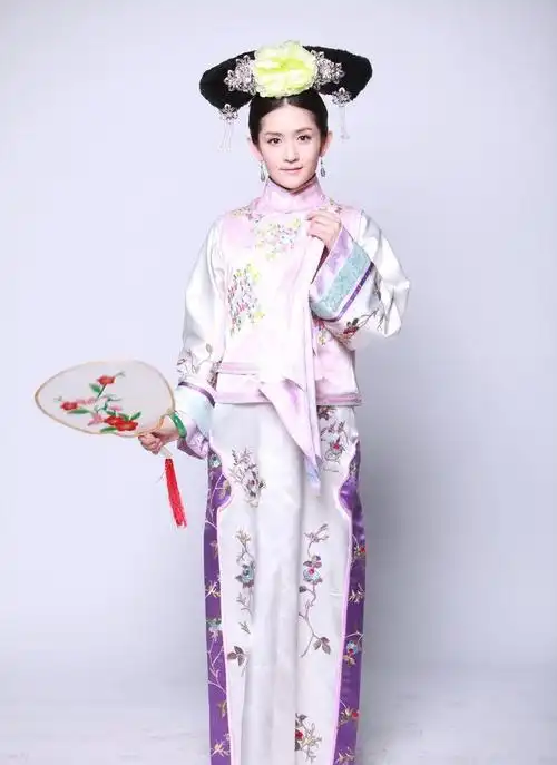 简介:百变大咖秀李维嘉黄袍加身何炅变身太监,分享一组李维嘉图片给