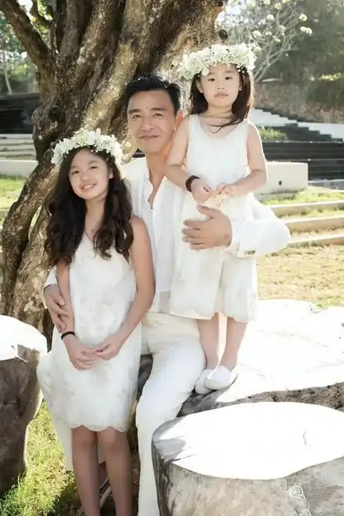 钟镇涛16岁的女儿美出圈穿吊带清新雅致梦想是做模特