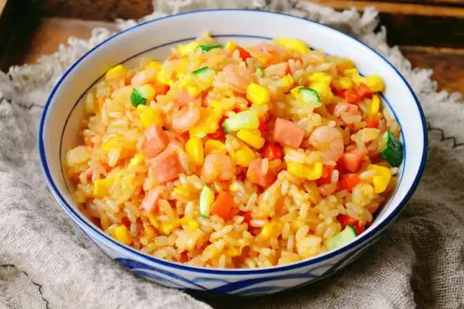 夏日懒人菜谱虾仁火腿蛋炒饭简单美味营养连吃三碗都不够