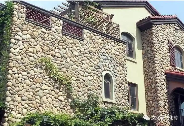 其它 正文 如图所示,将鹅卵石堆放与房间外墙,平添了几分生机与灵气