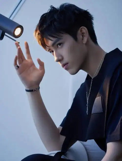 陈飞宇鎏金光影大片,搭配亮眼葫芦配饰,氛围感十足