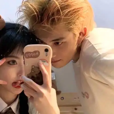 拿着手机的情侣头像 甜蜜恩爱拿手机拍照的情头图片_情侣头像_头像屋