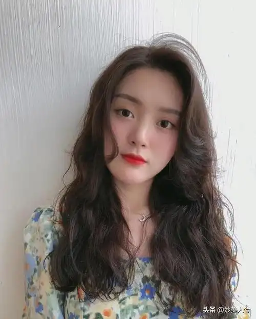 减龄中长发烫发型图片中烫发发型图片2018