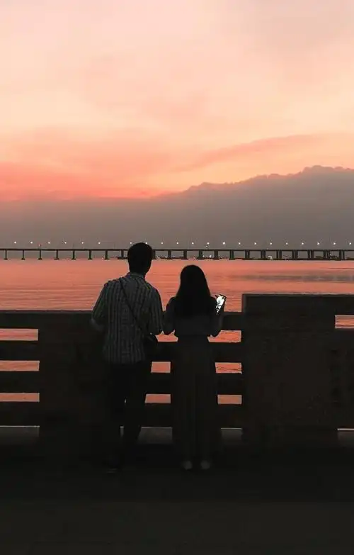 跟爱人一起看晚霞是人生中最幸福的一件事