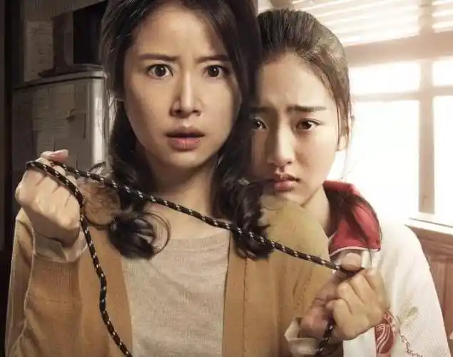 的少年时代》也上线播出,在剧中邓恩熙饰演明丽青春的高中少女邢姗姗