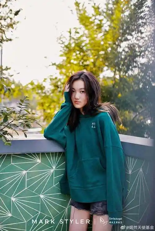 14岁李嫣近照曝光 无惧高清镜头颜值逆袭像王菲