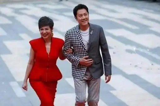 回顾:不老男神蔡国庆拒绝那英示爱,娶富婆为妻,儿子是他的骄傲