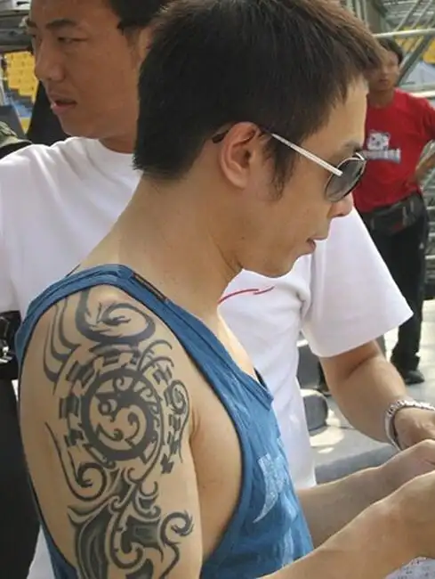 黄贯中纹身