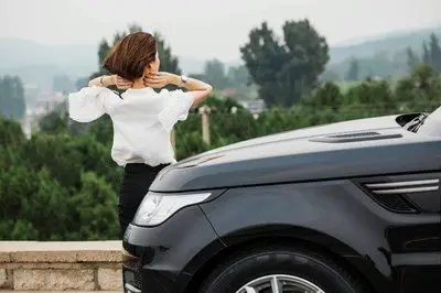 美女当车模揽胜运动详细提车作业 全球首改完美升级行政升降档把