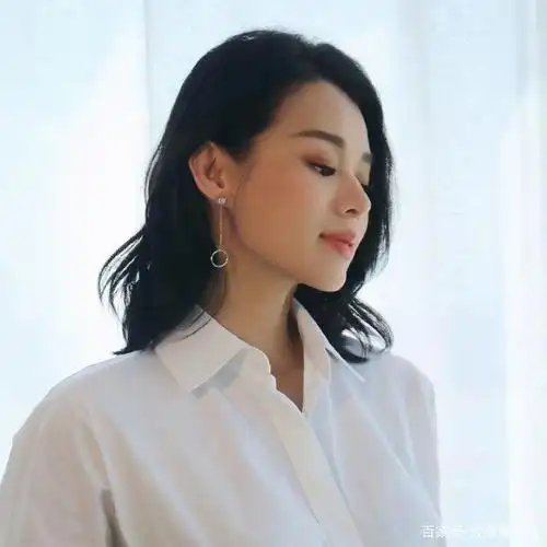 胡杏儿越来越有气质,白衬衣配阔腿裤,优雅知性又高级