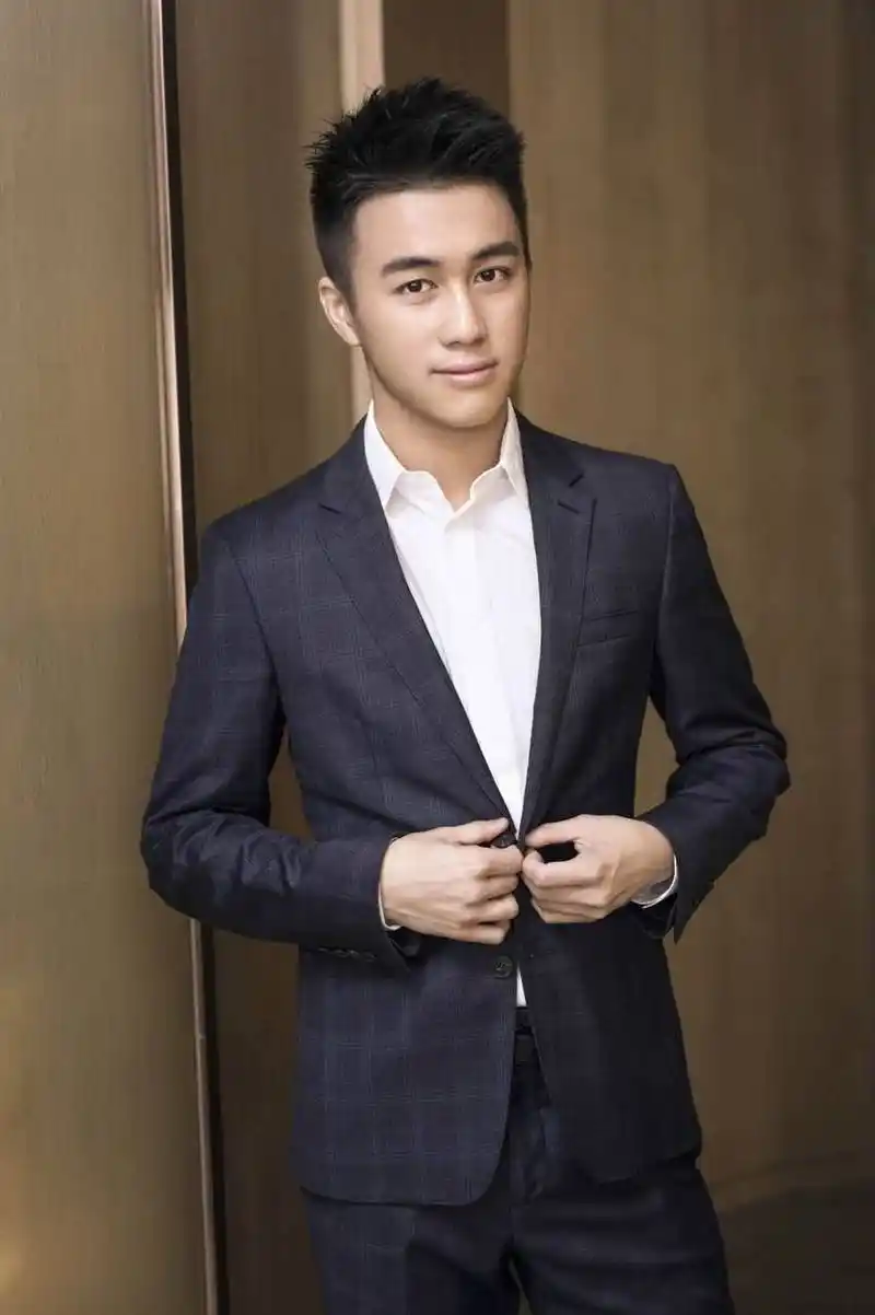 家世好 智商高 颜值高的何猷君座驾只是一辆别克gl8你信吗?