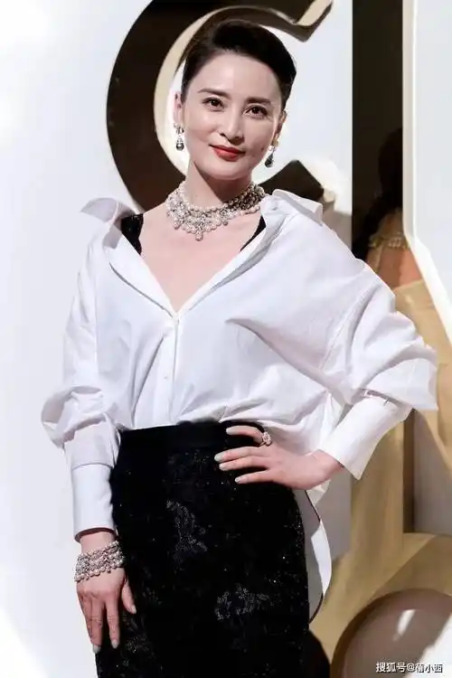 蒋勤勤和陈建斌合影,她穿风衣衬衫嫩如学生,大5岁的他像爸爸