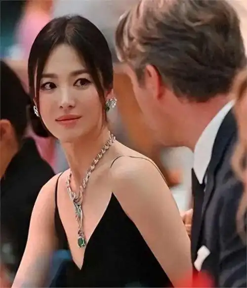 韩国女神宋慧乔:被财阀控制的负面新闻缠身,退出后与宋仲基结婚