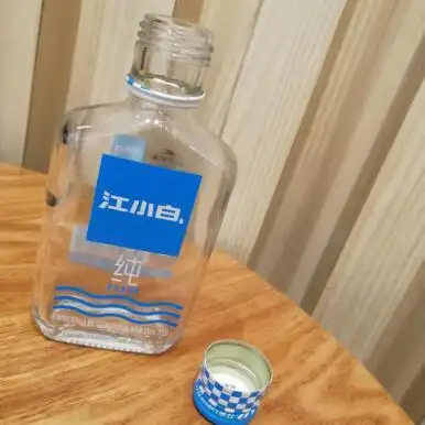 原创听说深夜一个人喝江小白是因为心里都有放不下的人