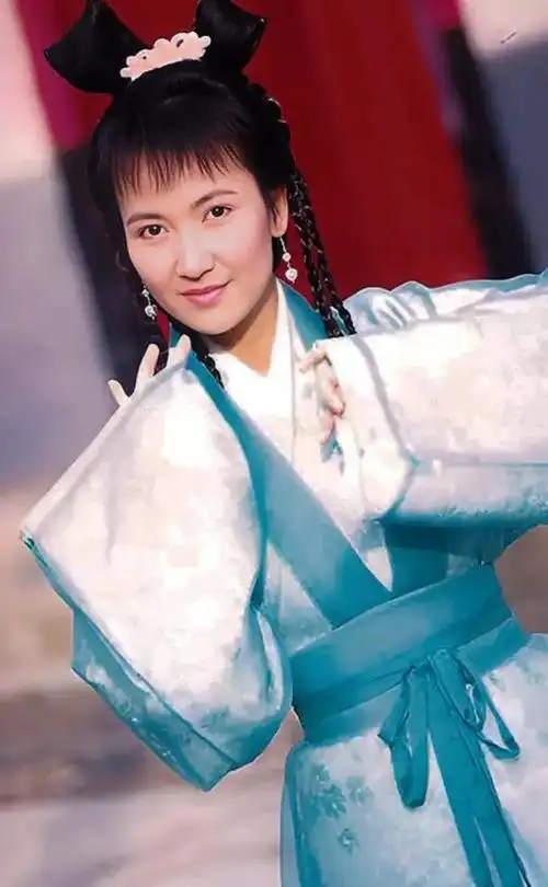 赵雅芝与叶童携手亮相,两人手牵手潇洒走过红毯,共同在舞台上献唱了那