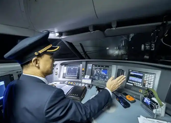 原创高铁驾驶室没有方向盘列车要怎么转弯高铁司机是不是很轻松