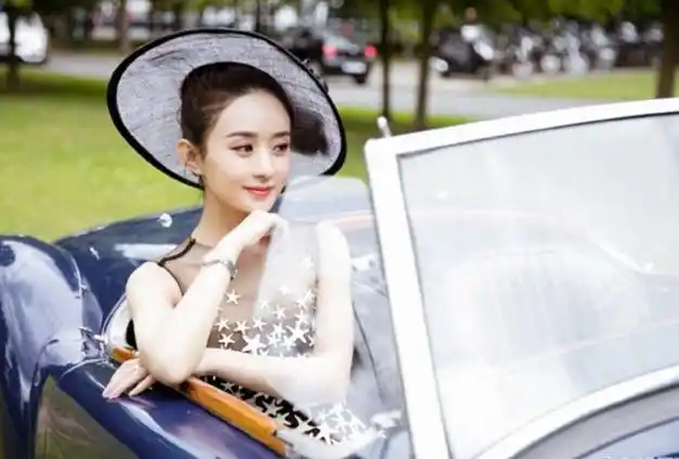 赵丽颖生娃后气质更惊艳穿星星薄纱连衣裙配礼帽坐豪车太气派