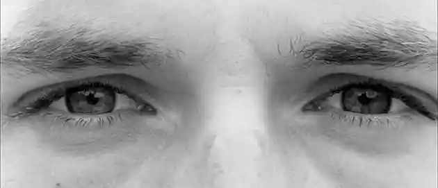 他面无表情,眼神空洞,但看起来超厉害