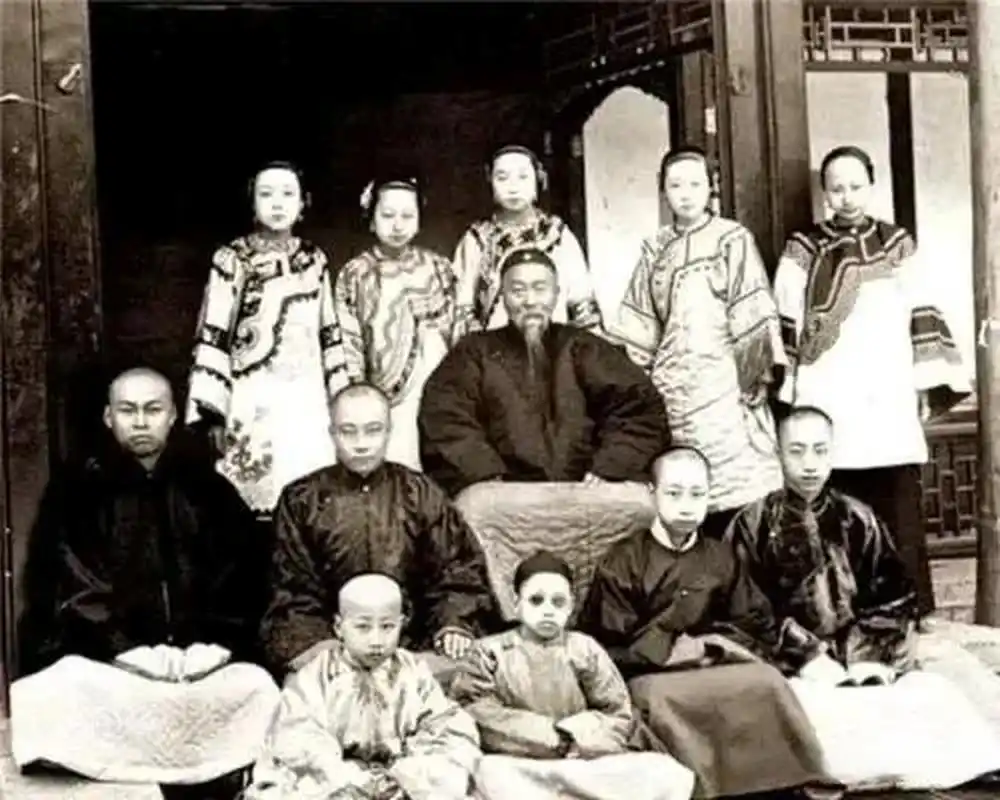 1892年,李鸿章小妾冬梅留下的一张照片,结果让后人惊叹:"这是王昭君在