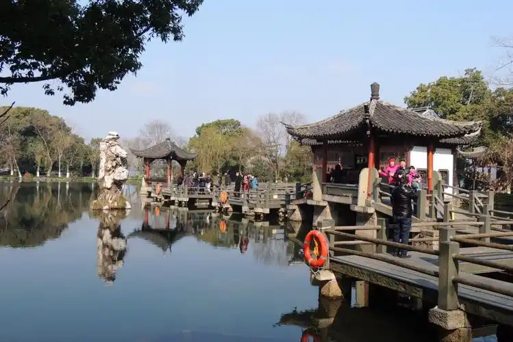 三潭印月门票价格:45元/人.门票价格包含西湖游船和小瀛洲(即三潭映月