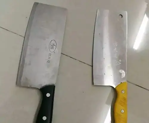 嫌疑人所使用的两把菜刀罗民昶见状,毫不惧怕,大声呵斥:"你想袭警么