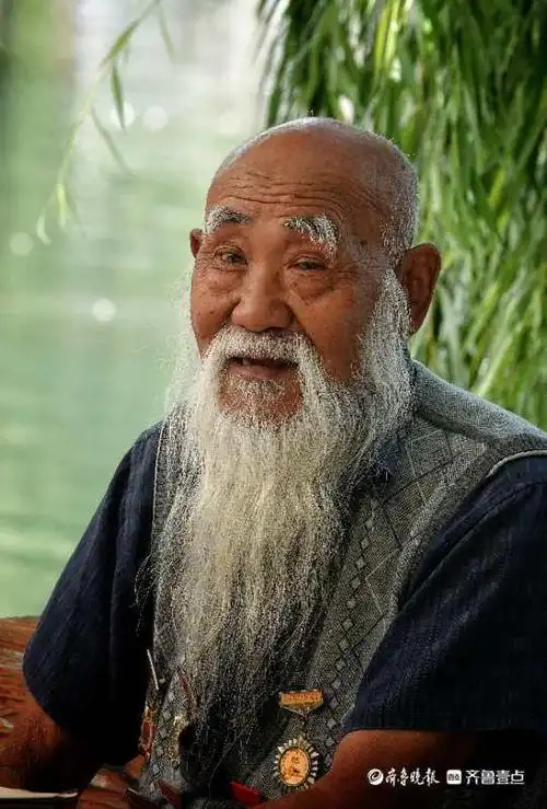 健康慈祥的白胡子老者