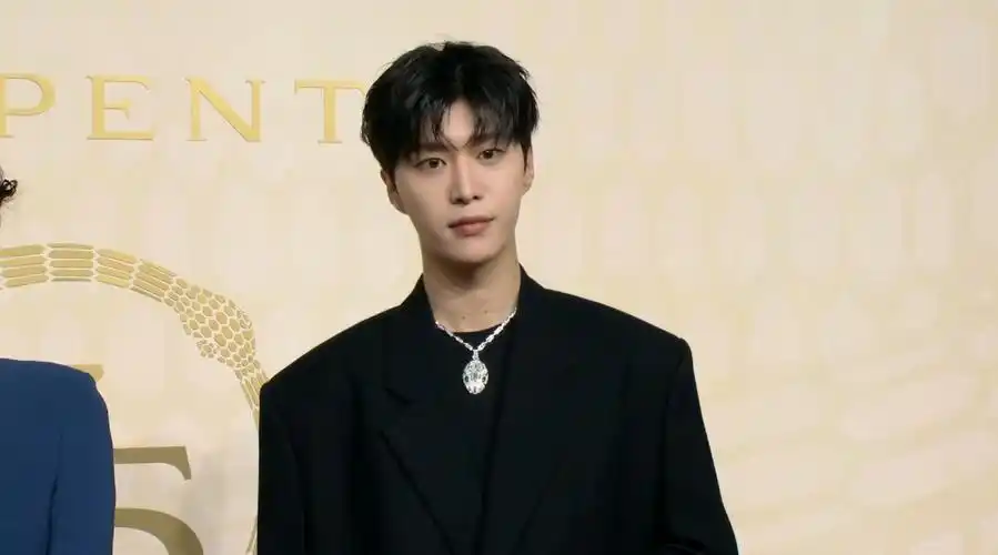 范丞丞黑风衣造型##宝格丽活动##星姐微博