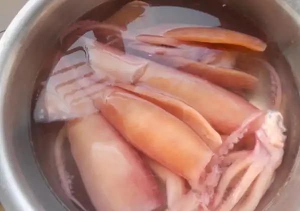 泡发干鱿鱼用清水?万万不对,卖海鲜大嫂:多加2料,劲道有弹性