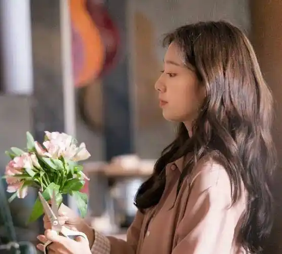 原创《阿尔罕布拉宫的回忆》朴信惠好感穿搭大起底,戏里戏外都撩人_剧