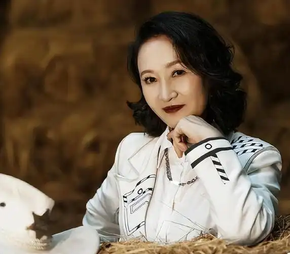 腾格尔与哈斯高娃离婚28年一个二婚后亲情有泪一个至今仍单身