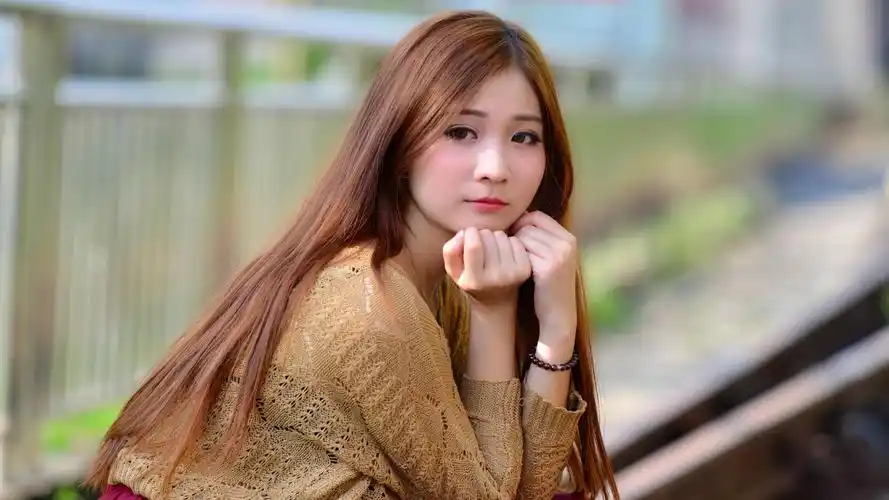 孤独等待的女孩壁纸