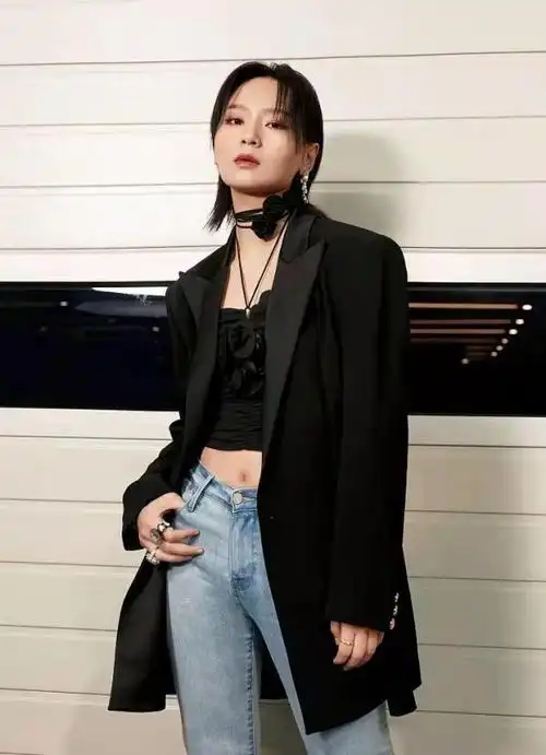 周笔畅穿搭很有一套外面去上班里面去约会大气又显时髦