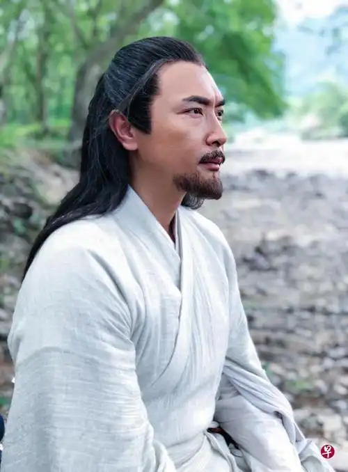 《绝代双骄》,饰演"天下第一剑"燕南天,他有场戏吊钢线差点与摄影机