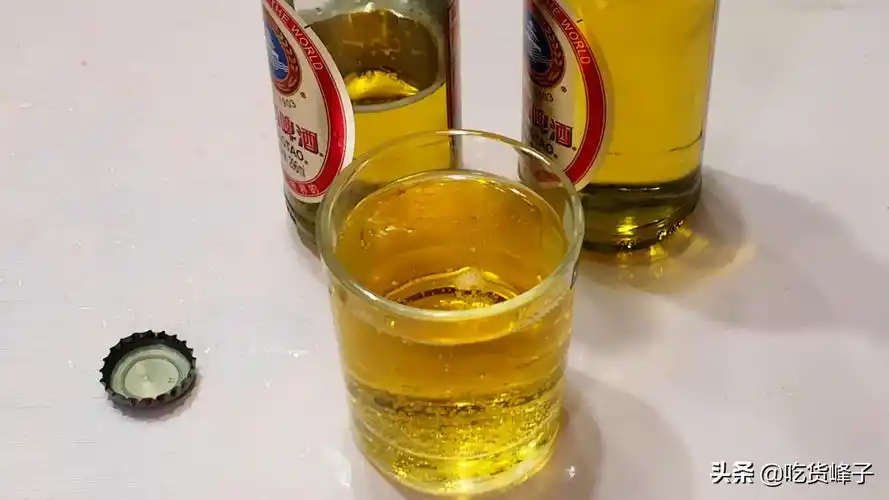 没启瓶器能打开啤酒瓶吗?只要找对瓶盖上的小机关,用手一弹就开