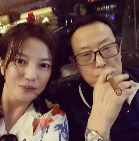 赵薇久违晒与父亲合影赵薇爸爸雪茄在手派头十足颇有大佬风范