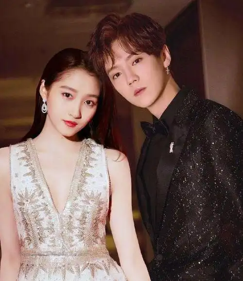 鹿晗关晓彤晒同款婚纱照女方手上鸽子蛋抢镜网友等官宣