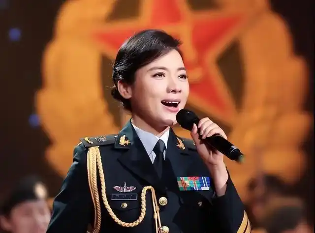 军装还得军人穿这12位女歌手的军装照个个英姿飒爽韵味十足