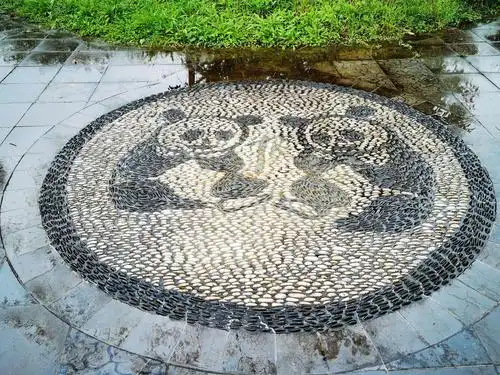 点,这次,对于脚下的游道有了兴趣,不同形状的鹅卵石铺就有趣的图案,走