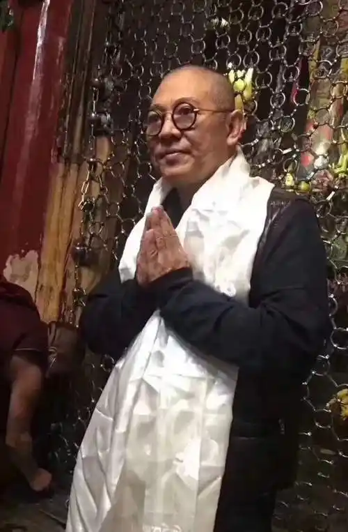 61岁李连杰近照曝光!满脸皱纹衰老至极,昔日巨星已面相大变