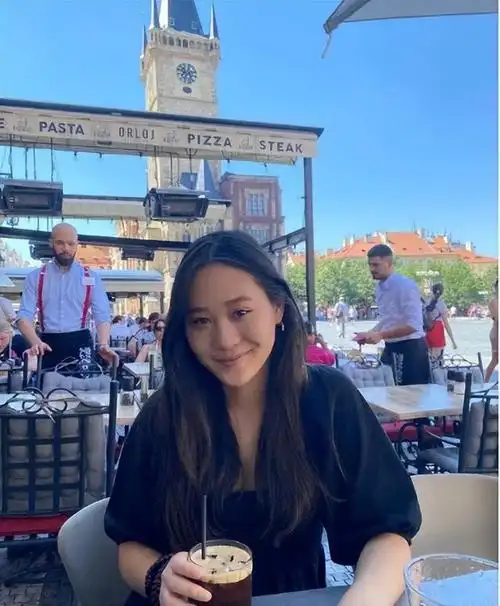 小时候,李思和李苔蜜就姐妹情深,父母不在身边,她们很少和其他小伙伴