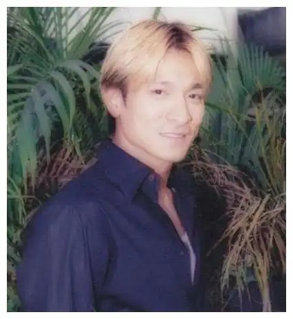 刘德华当年留着中分黄头发.刘德华参演古装戏时的打扮.