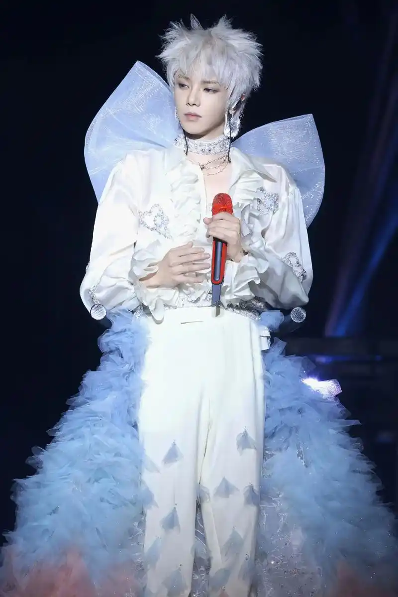 华晨宇火星演唱会佛山站5.4晚上场造型.图源:火星演唱会#华