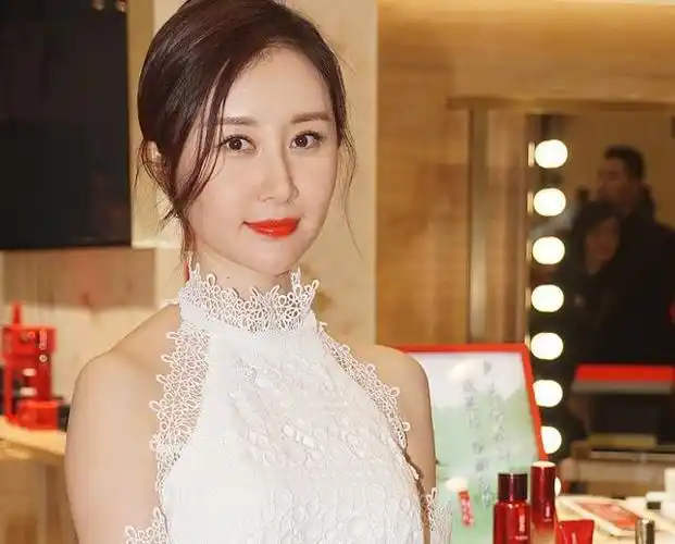 舒畅临近40岁还未婚,每天吃4顿全是外卖从不做饭,可依然像少女