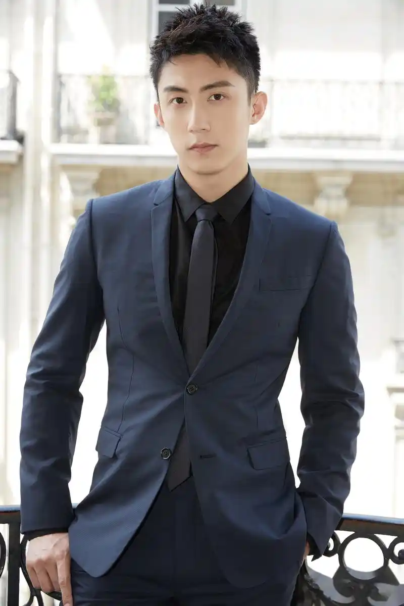 深色西装,如炬眸光,儒雅绅士,置身浪漫法式时光…黄景瑜出发秀场