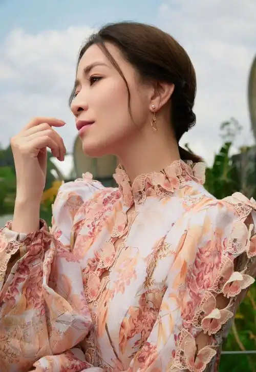 佘诗曼美发自拍##佘诗曼晒美发照