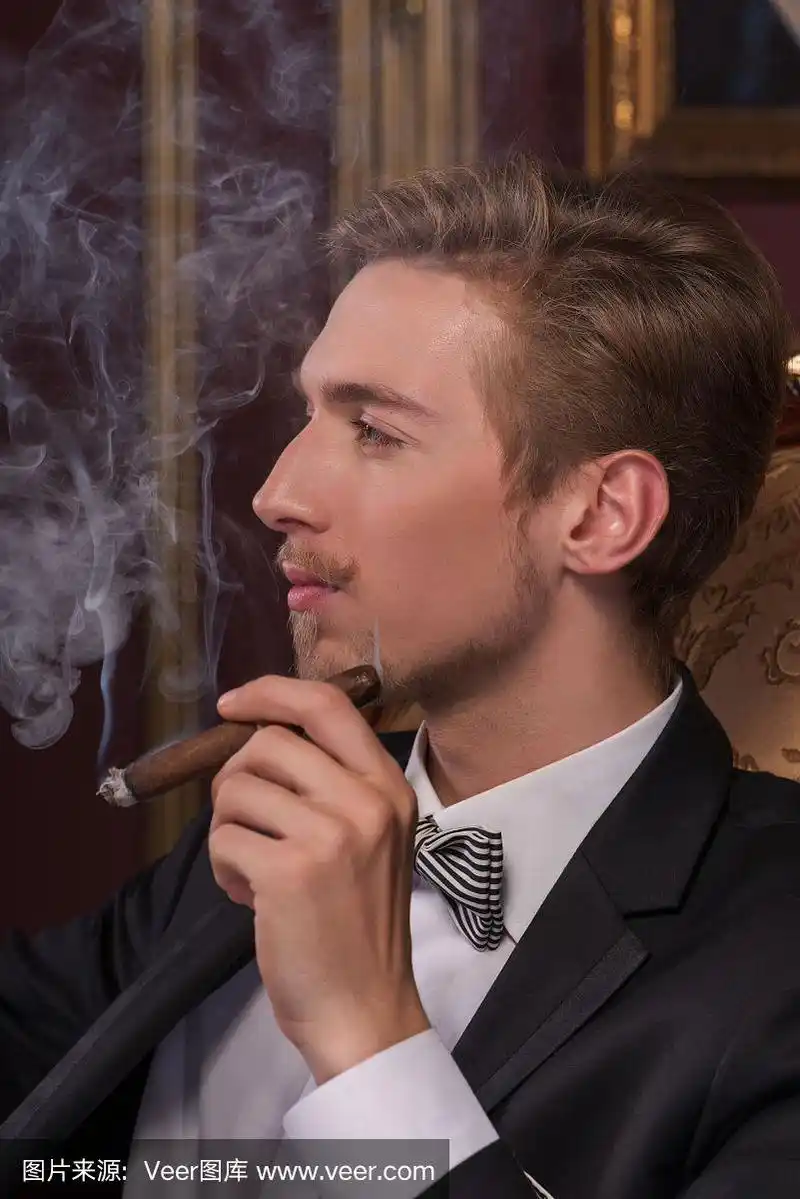 抽雪茄的帅哥