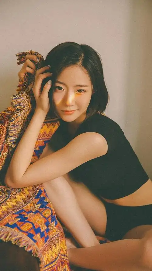 笑容甜美的短发素颜美女迷人俏皮写真